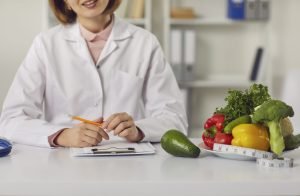 ما هي الكلية التي تخرج أخصائي تغذية؟