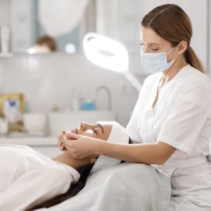 ما هو تخصص اخصائية بشرة وكيفية احترافه ودراسته؟