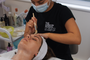 دبلوم التجميل والعناية بالبشرة